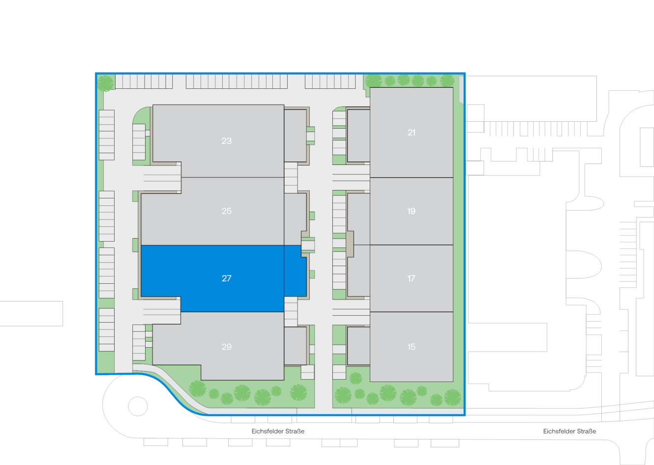 Lageplan, auf dem mehrere rechteckige Gebäude zu sehen sind, die jeweils mit einer Nummer gekennzeichnet sind; Gebäude 27 ist blau hervorgehoben, und alle Gebäude sind von Parkplätzen und Grünflächen umgeben.