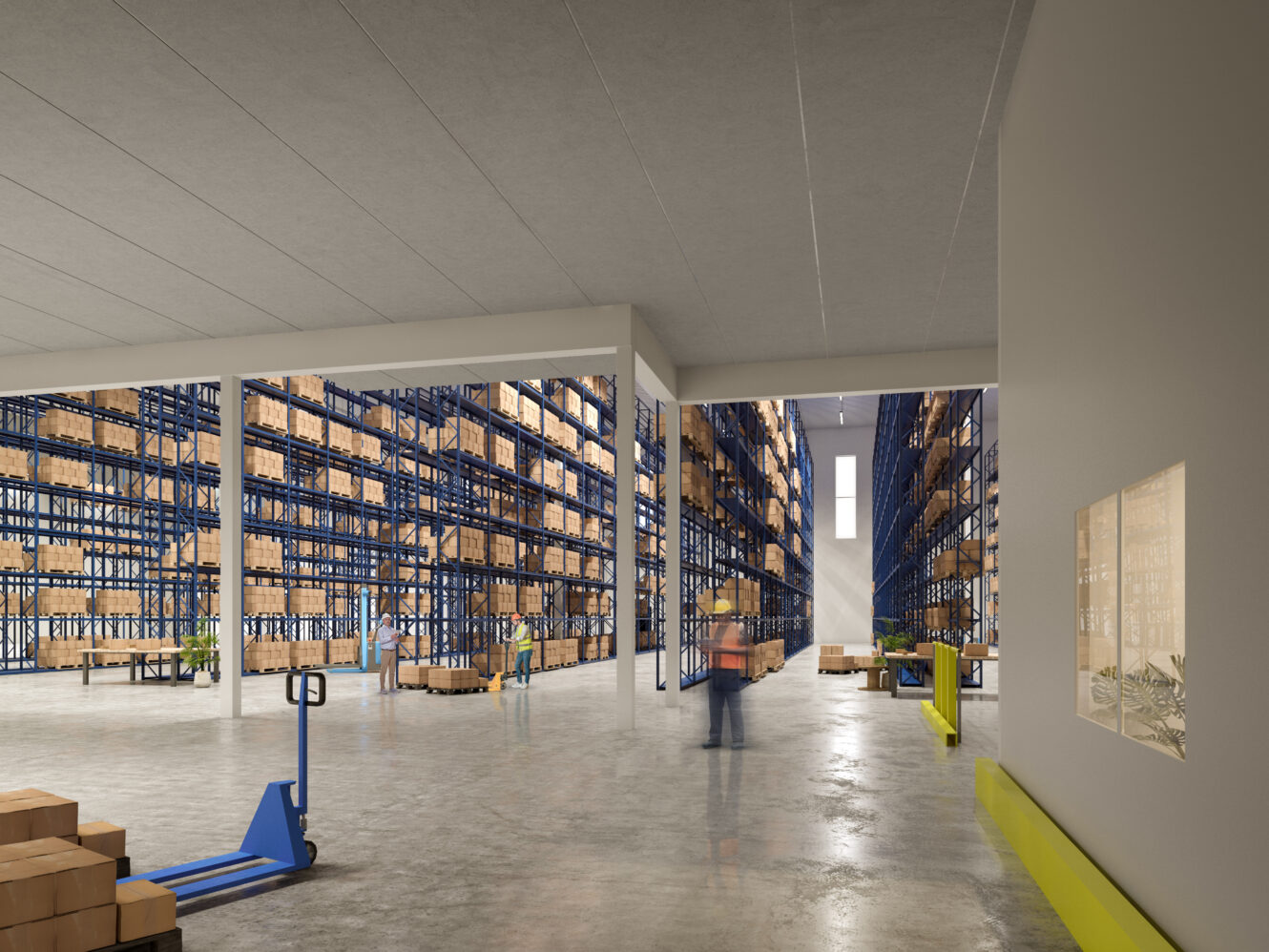 Stor lagerlokal med höga hyllor fulla av lådor, flera pallar, pallbockar och några personer som rör sig i lokalen.