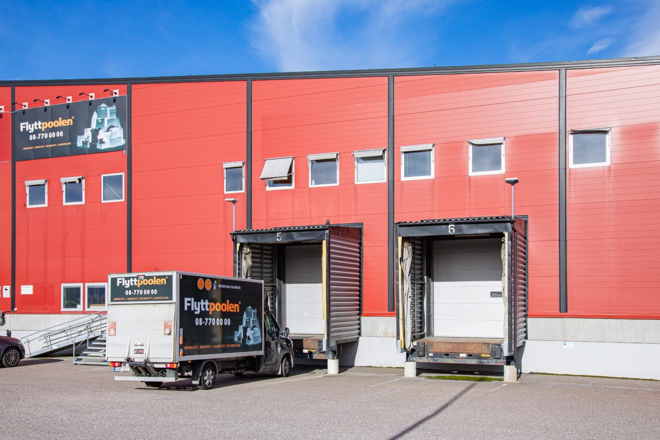 En lastbil parkerad utanför en byggnad.