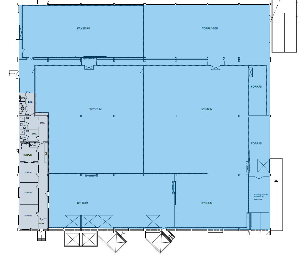 Ritning över en stor byggnads planlösning med flera märkta zoner, inklusive Fryserum, Topplager, Kyllrum, Förmåd, kontor och tvättutrymmen på vänster sida.