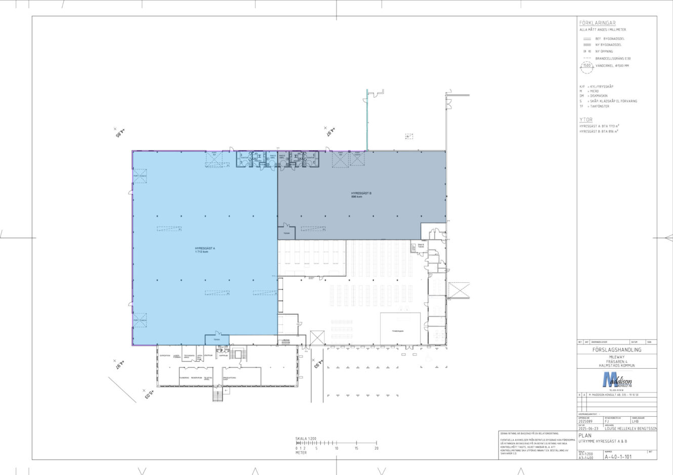 Arkitektonisk planritning som visar två intilliggande huvudområden skuggade i blått och grått, med märkta rum, dörrar och strukturella detaljer, inklusive toaletter och tvättutrymmen.