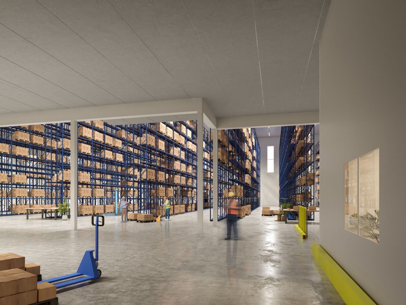 En rymlig lagerlokal med höga blå hyllor fyllda med lådor, några arbetare och pallbockar på ett polerat betonggolv.