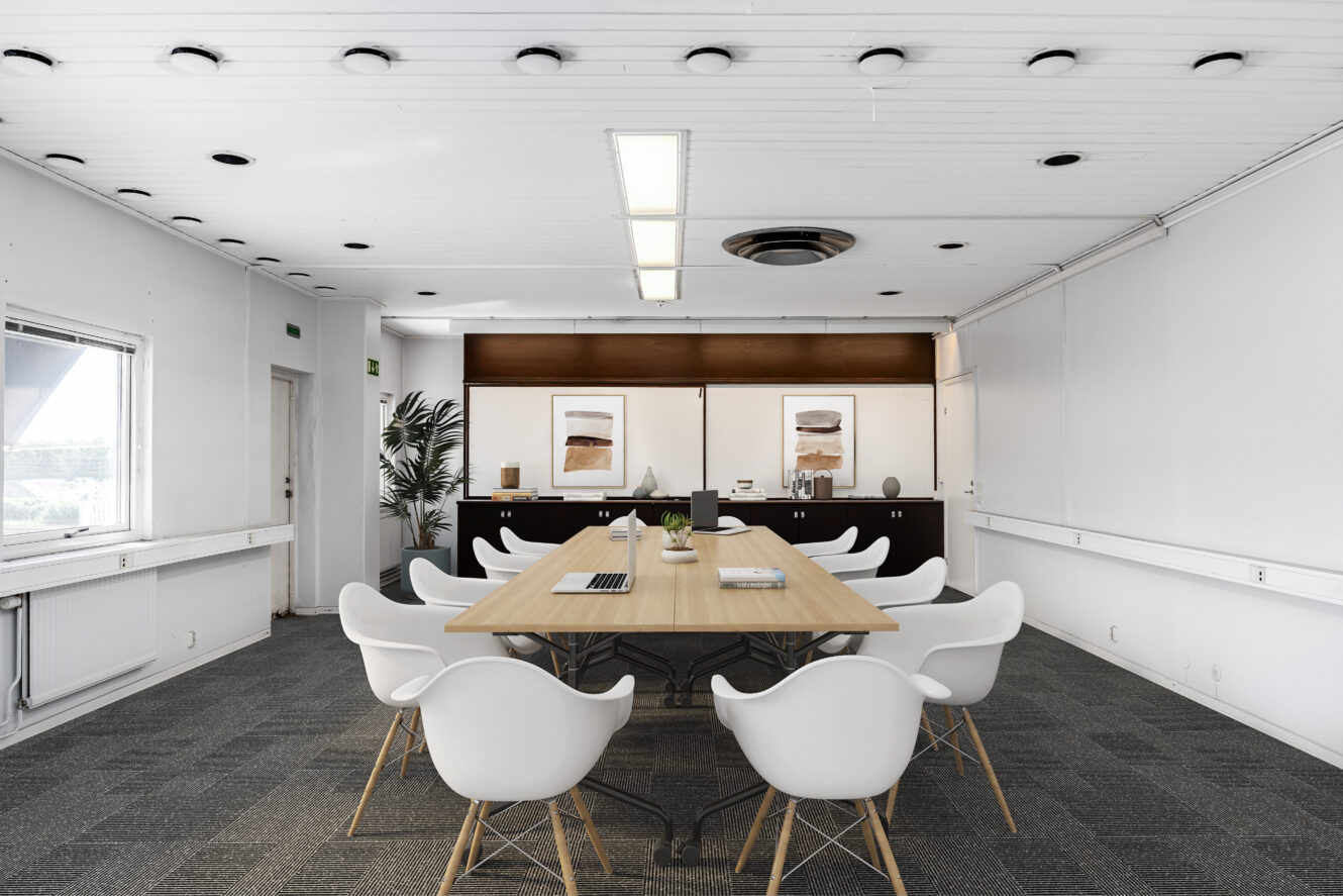 Ett modernt konferensrum med ett långt träbord, vita stolar, konstverk på den bakre väggen och ett stort fönster till vänster.