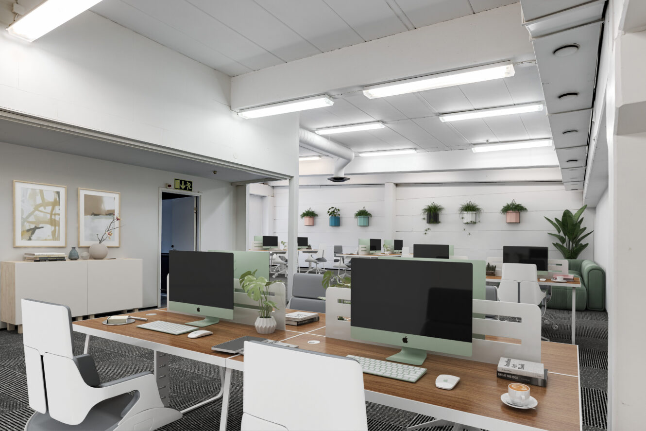 Modernt kontor i öppen planlösning med flera skrivbord, datorer och stolar; vita väggar, krukväxter och inramade konstverk dekorerar utrymmet.