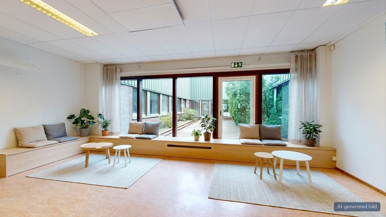 Ett ljust rum med en lång fönsterbänk med kuddar, krukväxter och små soffbord på mattor.