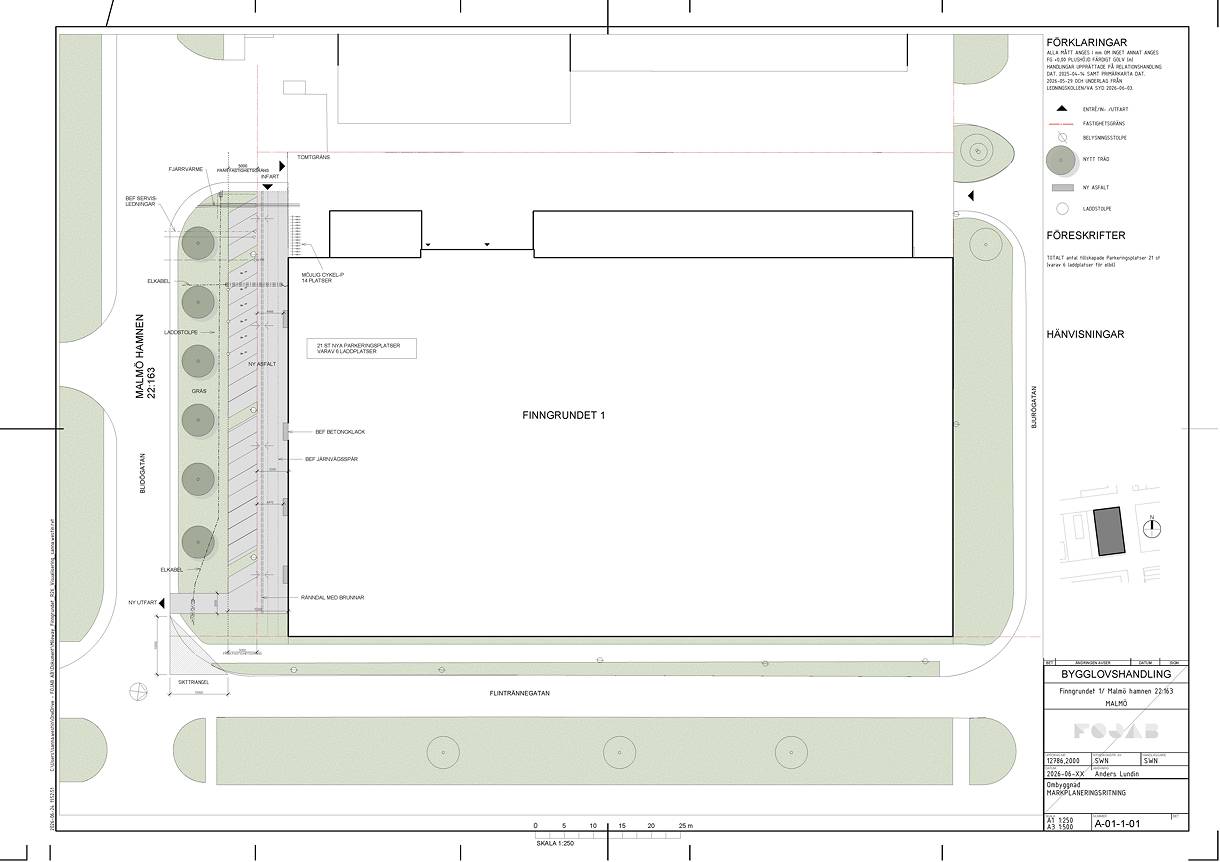 En planritning över området som visar en stor rektangulär byggnad med beteckningen FÄNGELSET 1, med parkeringsplatser, gångvägar, grönområden, omgivande gator markerade med etiketter samt en förklaringstext placerad på höger sida.