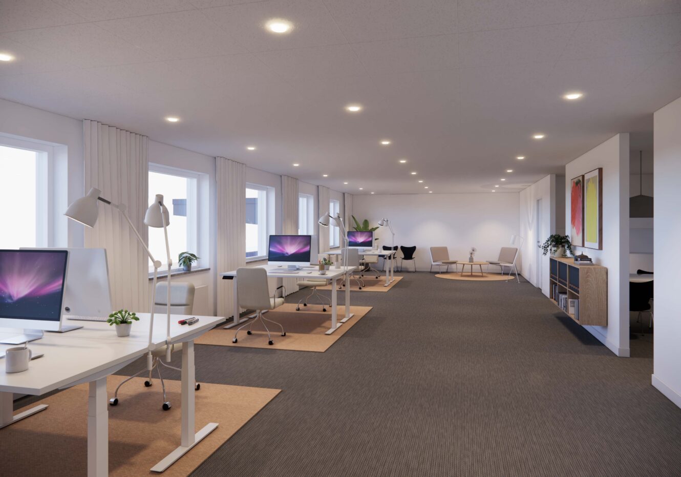 Ett modernt kontor med öppen planlösning, försett med skrivbord, datorer, stolar och stora fönster. Längst bak finns en sittgrupp och inredningen präglas genomgående av en minimalistisk stil.