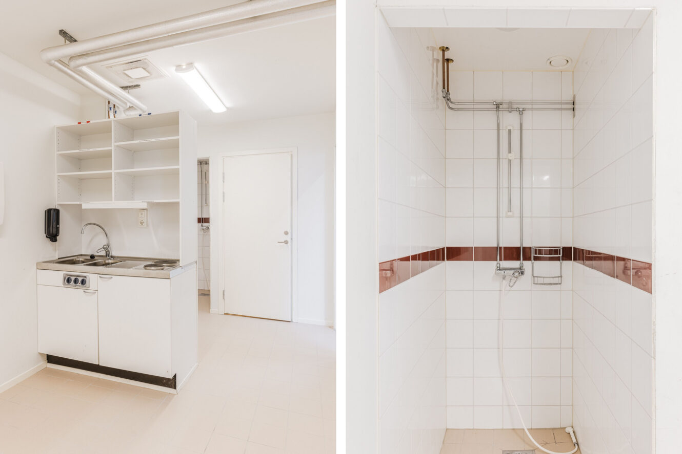 Bilden visar en liten vit kökshörna med öppna hyllor till vänster och en kaklad dusch med handdusch och en röd prydnadsrand till höger.