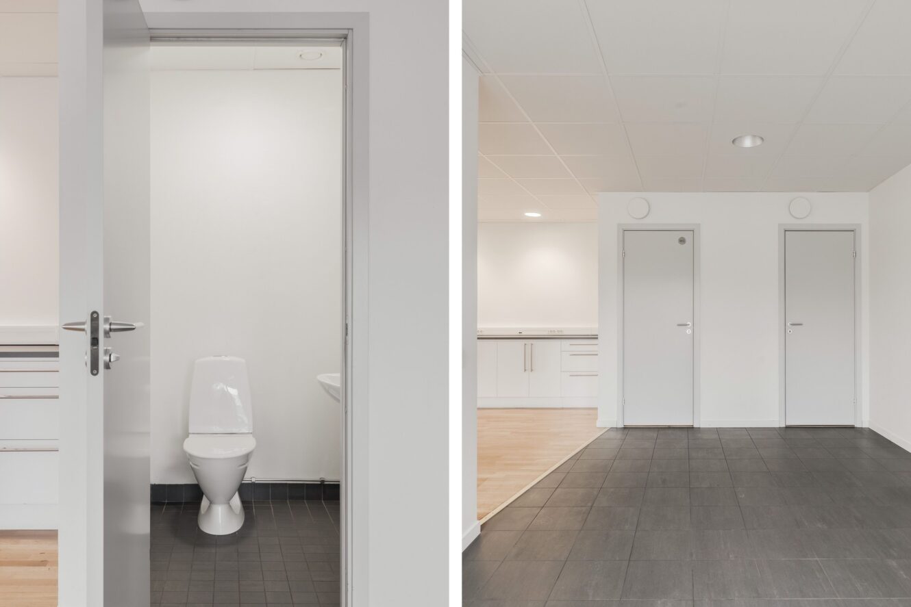 Vänster: Vit toalett i ett litet badrum med klinkergolv. Till höger: Två stängda dörrar och vita skåp i en ren, minimalistisk interiör med ljust och mörkt golv.