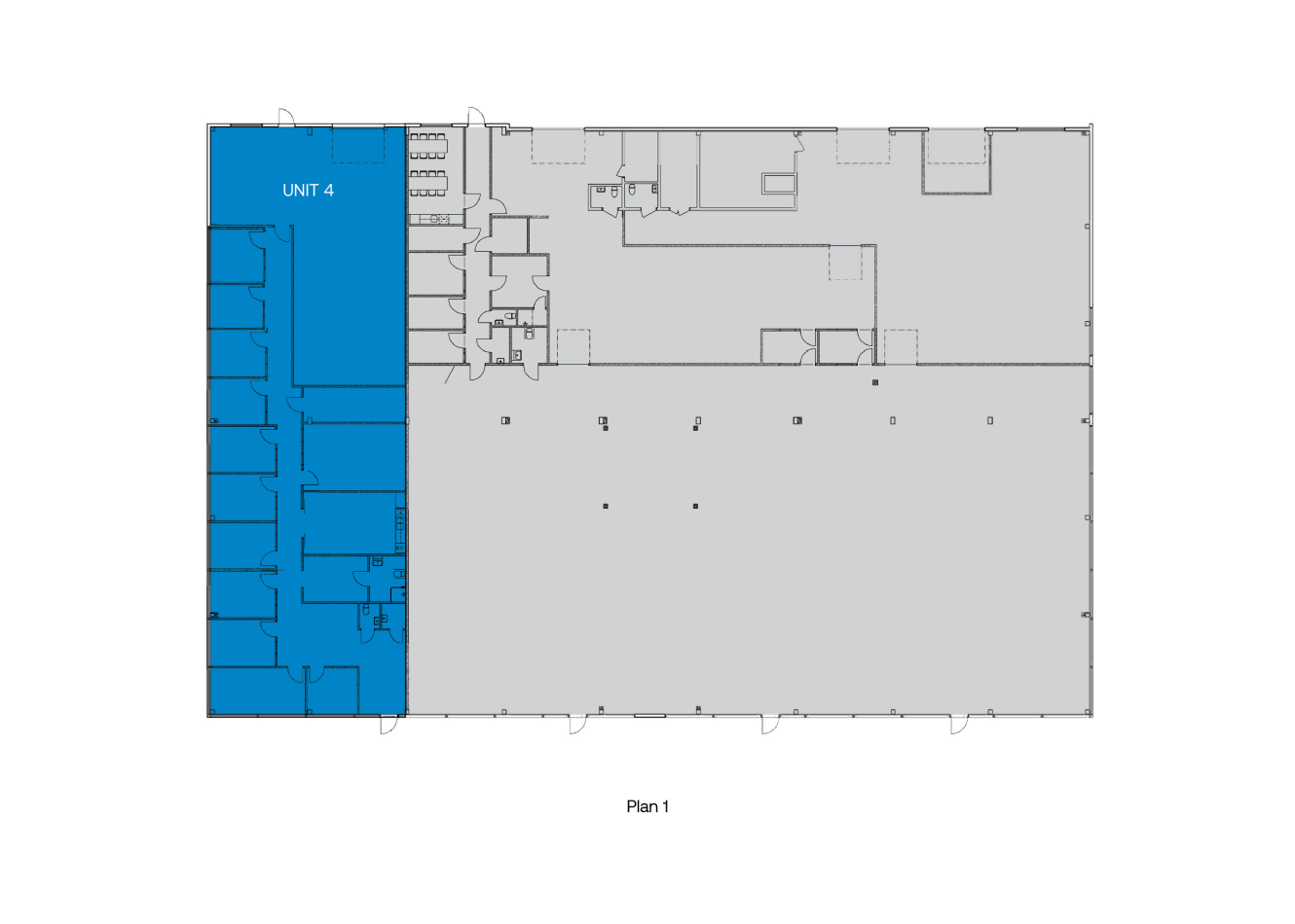 Planritning med området märkt UNIT 4 markerat med blått på vänster sida, med flera rum och korridorer; resten av byggnaden är grå.