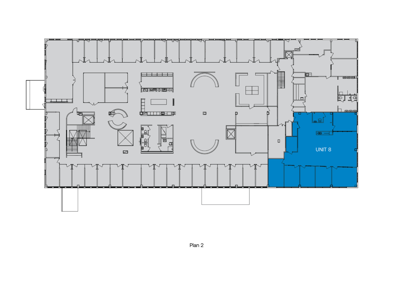 Planritning som visar olika rum och gemensamma utrymmen; sektionen märkt UNIT 8 är markerad med blått på högra sidan av planritningen.