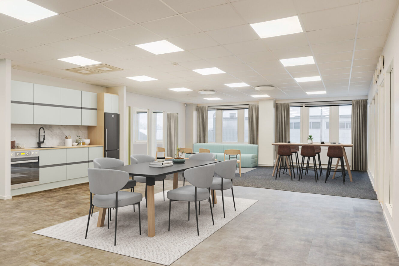 Modernt kök och matplats i öppen planlösning med grå stolar, ett svart bord, en frukostbar med pallar, stora fönster och mjukt takljus.