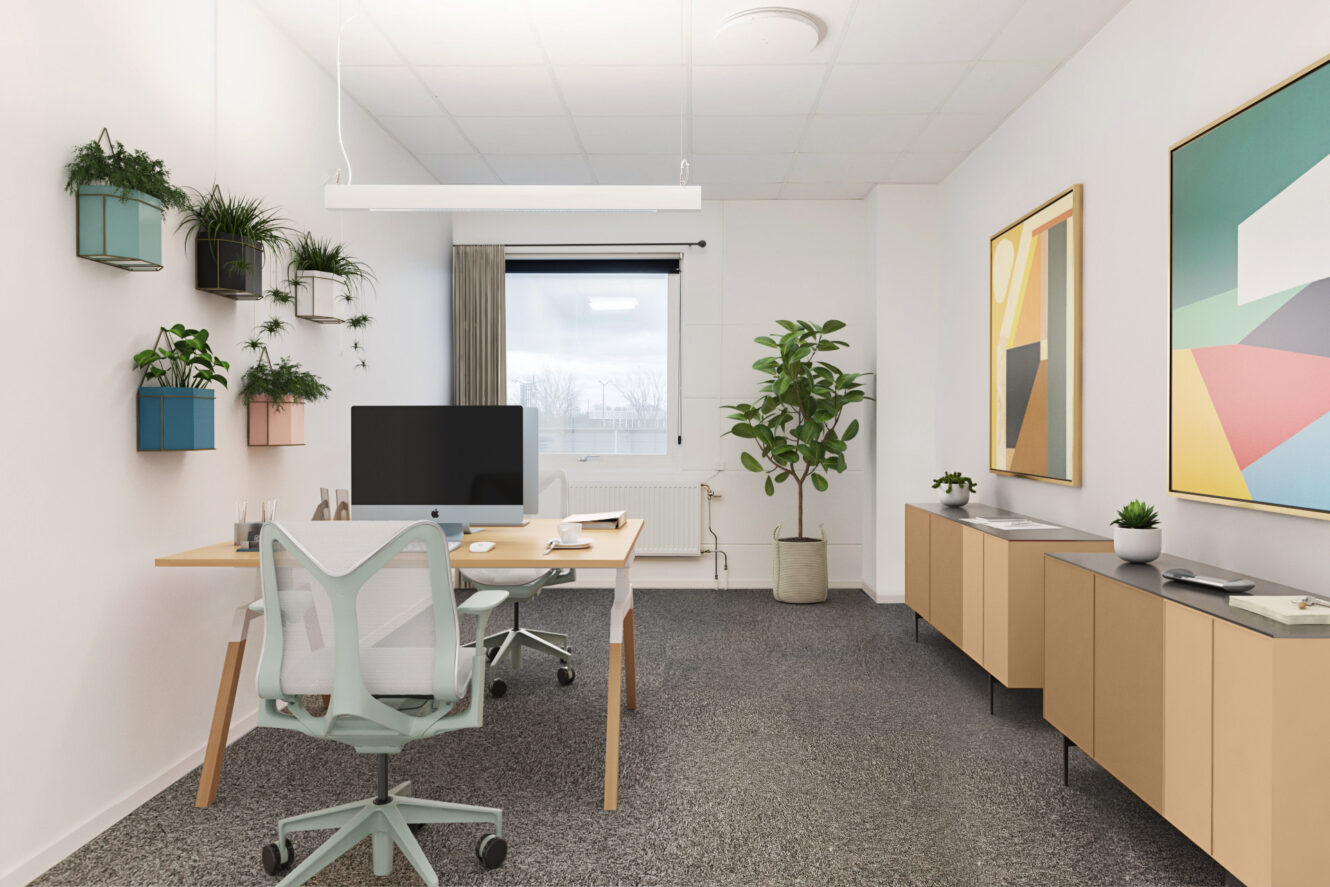 Modernt kontor med skrivbord, dator, ergonomisk stol, väggfasta växter, stort fönster, abstrakt konst och ett skåp med en krukväxt.