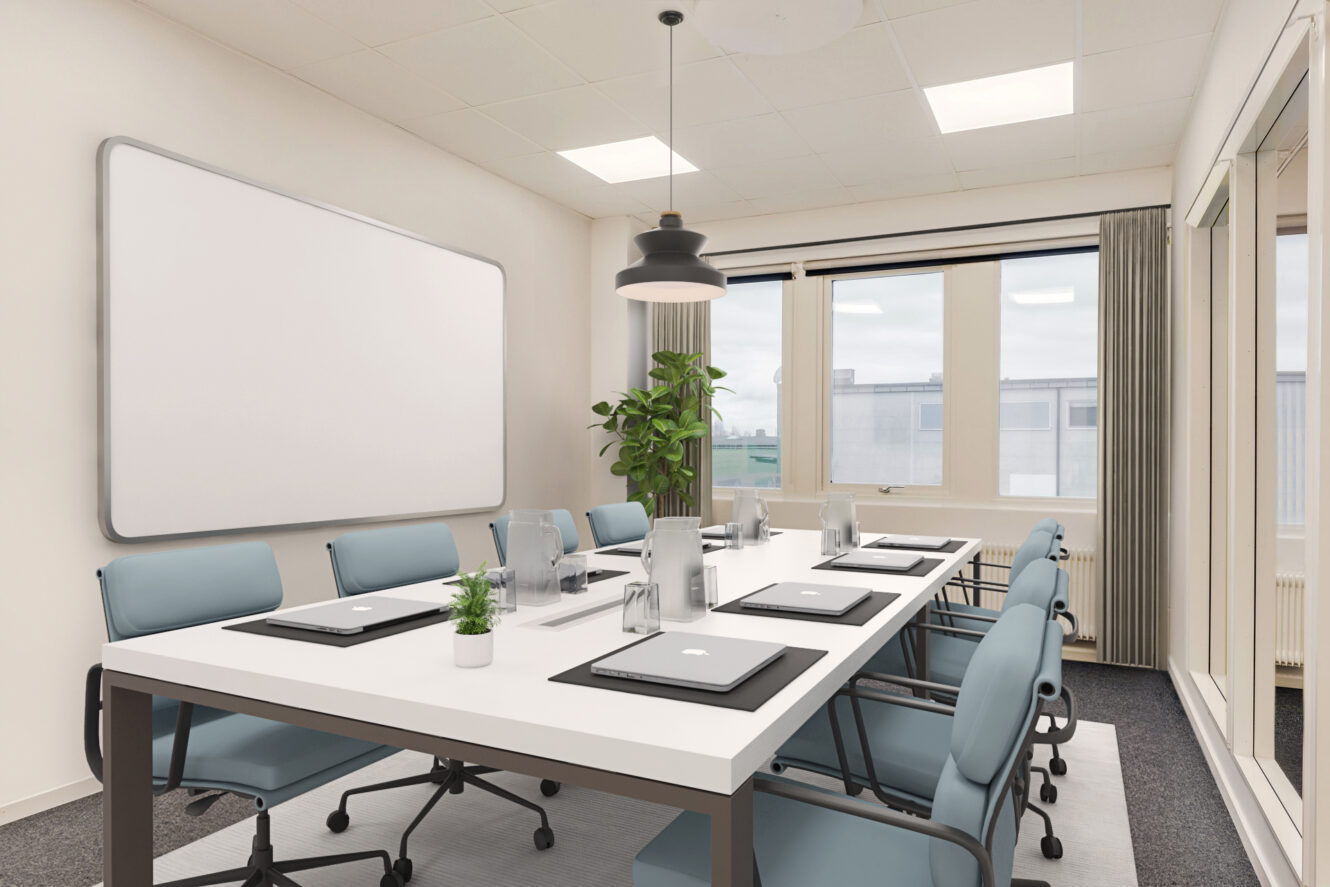 Modernt konferensrum med ett långt bord, åtta blå stolar, stängda bärbara datorer, anteckningsblock, vattenglas, en växt, en whiteboard och stora fönster med persienner.