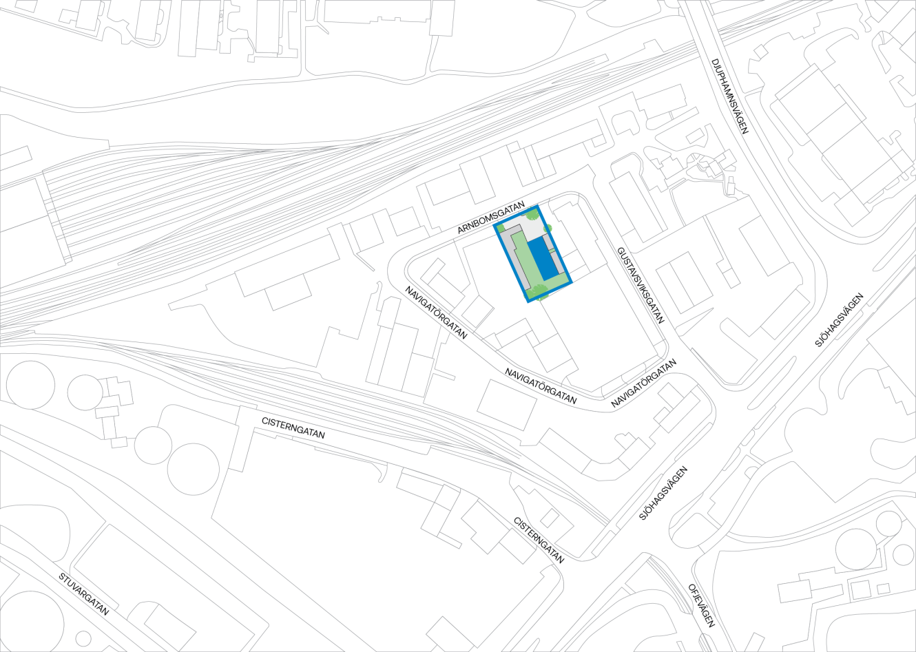 En karta över platsen visar byggnader, vägar och järnvägsspår; en byggnad nära mitten är markerad med en blå kontur och fyllning.