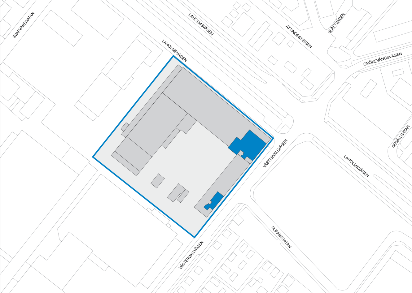 En karta visar ett byggnadskomplex i blått, med sektioner i grått och blått, omgivet av markerade gator och angränsande byggnader.