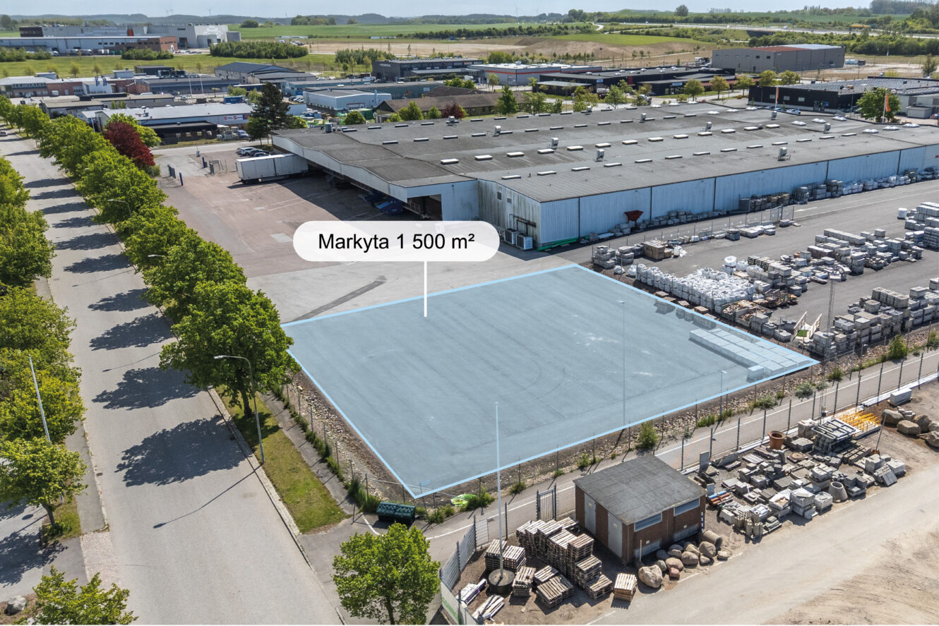 Ett inhägnat utomhusområde märkt Markyta 1 500 m² är markerat i blått bland lager och förvaringsmaterial i ett industriområde.