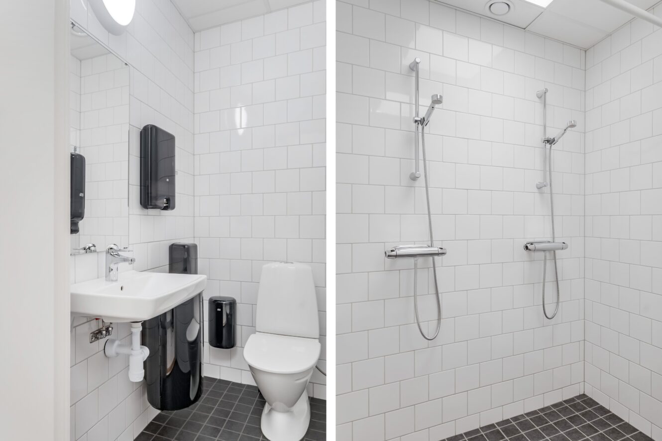 Bilder sida vid sida av en offentlig toalett med handfat och toalett till vänster och ett vitkaklat duschutrymme med två duschmunstycken till höger.