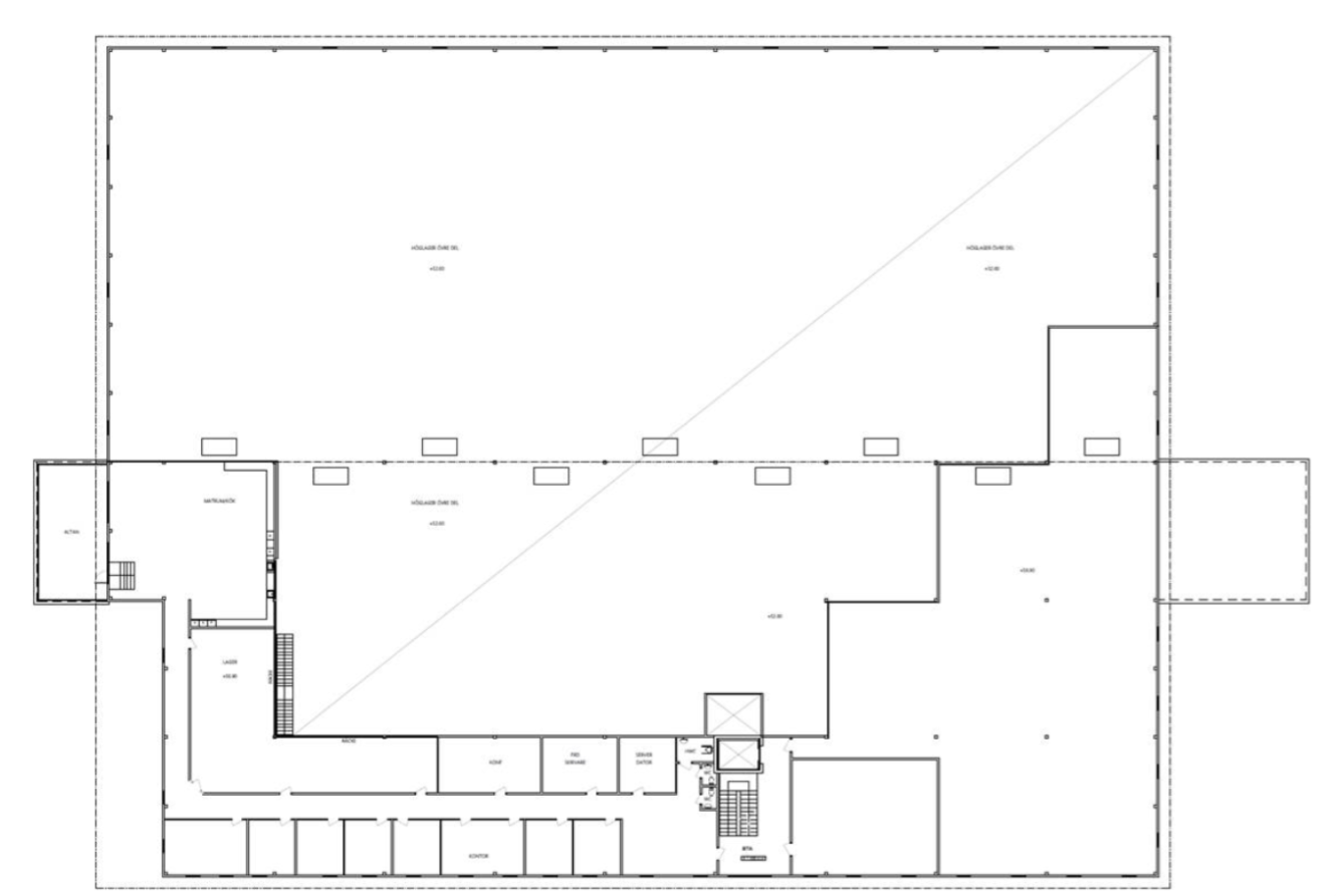 Svartvit arkitektonisk planritning som visar rum, korridorer och öppna ytor; etiketter identifierar utrymmen, med trappor, hiss och entréer markerade längst ner.