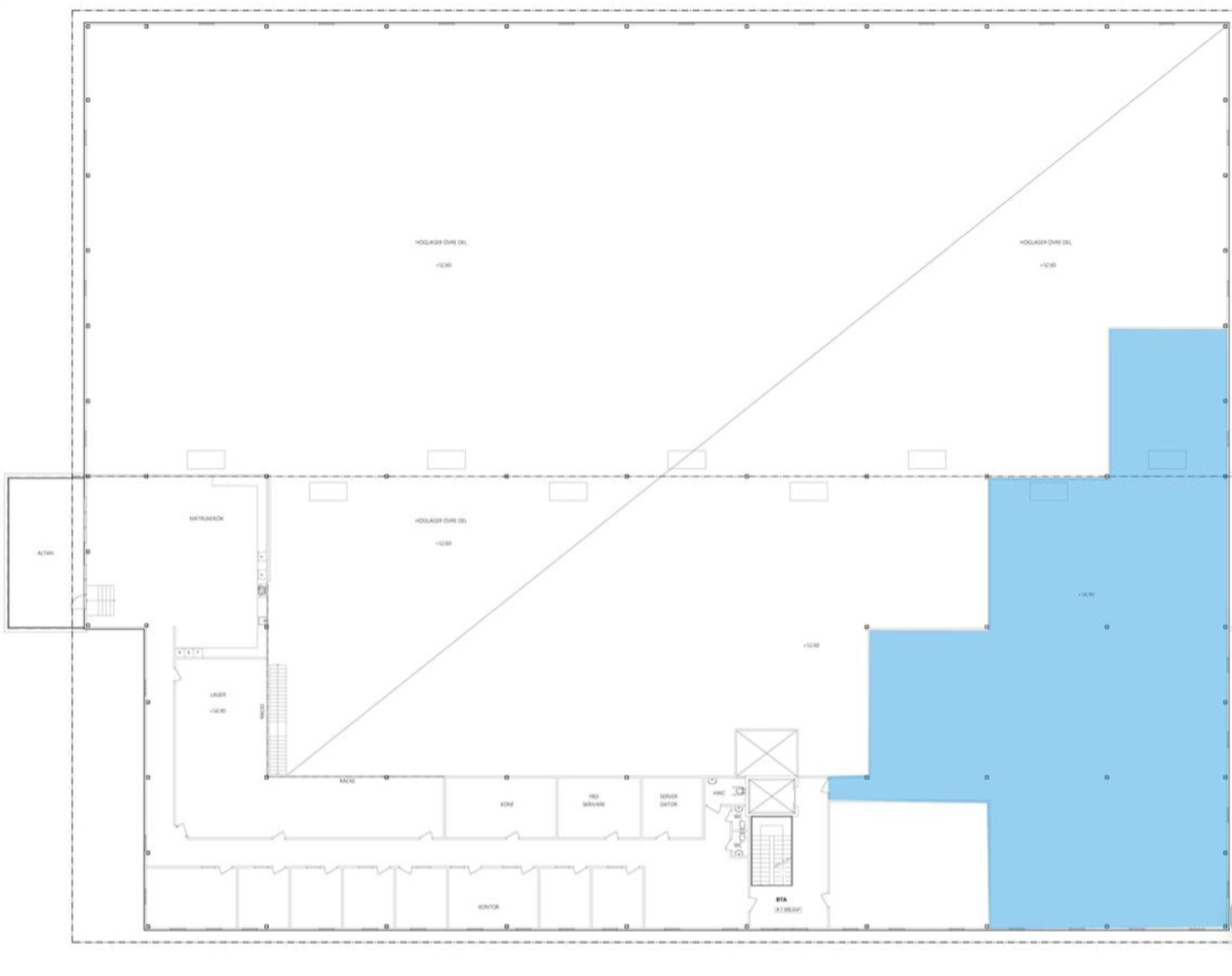 Planlösning med en stor öppen yta och en sektion till höger som är blåskuggad, vilket indikerar en distinkt eller markerad zon inom den övergripande layouten.