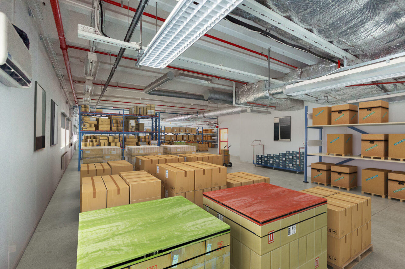 En lagerlokal med hyllor och pallar staplade med kartonger, lysrörsbelysning och synliga luftkanaler i taket.