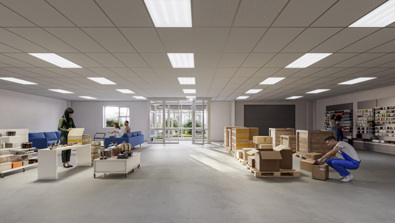 Ett rymligt, väl upplyst rum med människor som packar upp lådor till höger och andra som sitter till vänster; hyllor och produkter står längs väggarna.