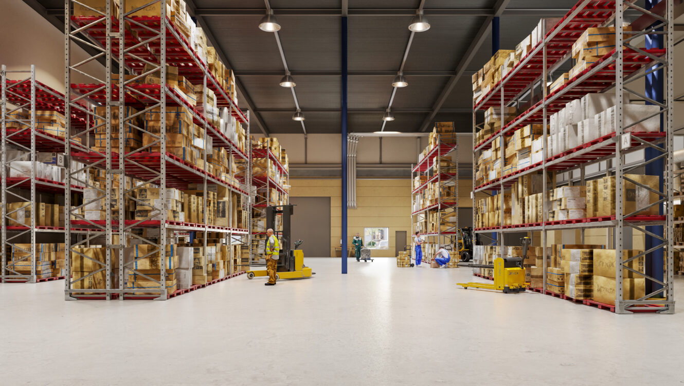 Interiör i ett lager med höga hyllor fyllda med lådor och paket, industriell belysning och arbetare som använder pallbockar på golvet.