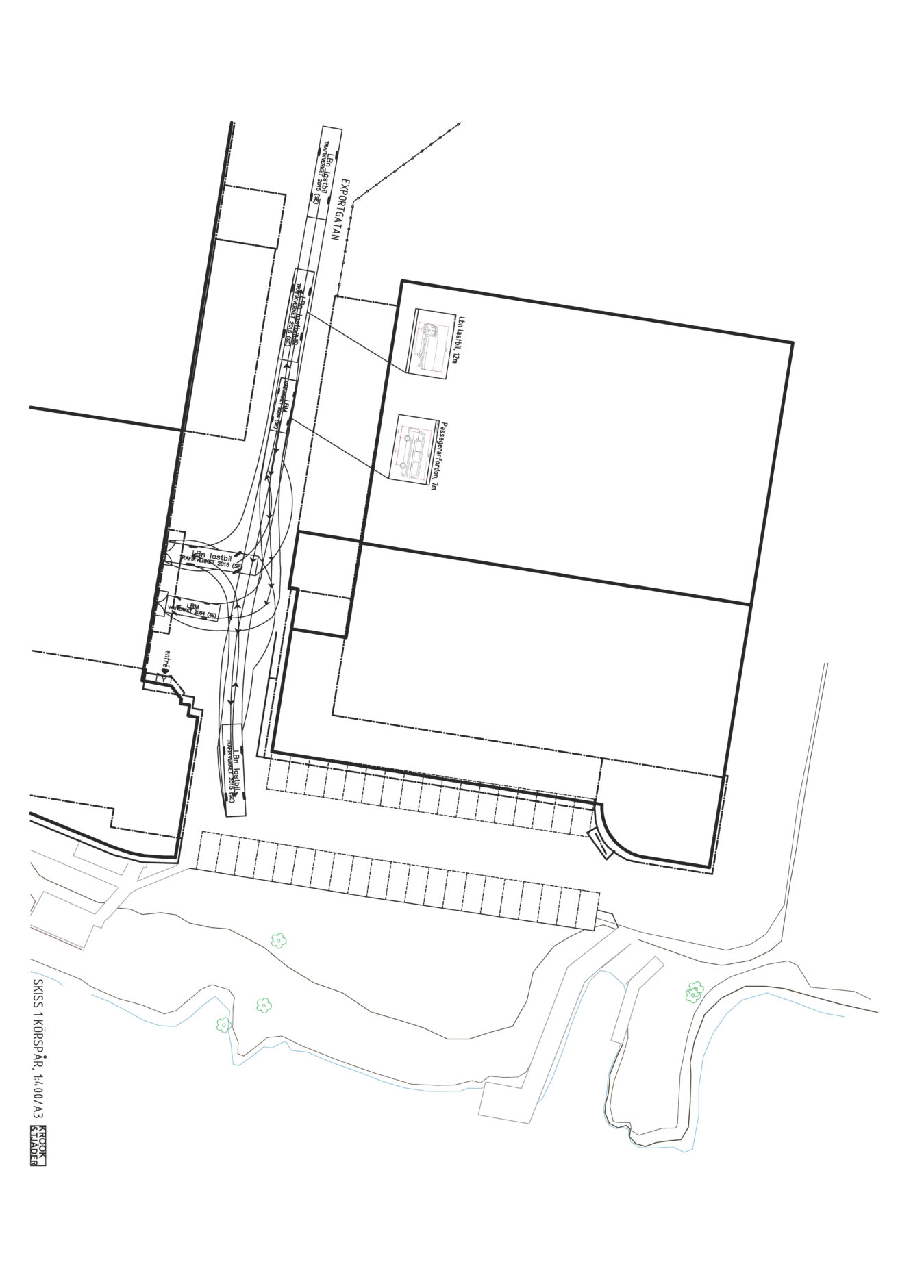 Arkitektonisk situationsplan som visar byggnadens konturer, parkeringsplatser, gångvägar, elskåp och angränsande landskapselement som vattendrag och höjdkurvor.