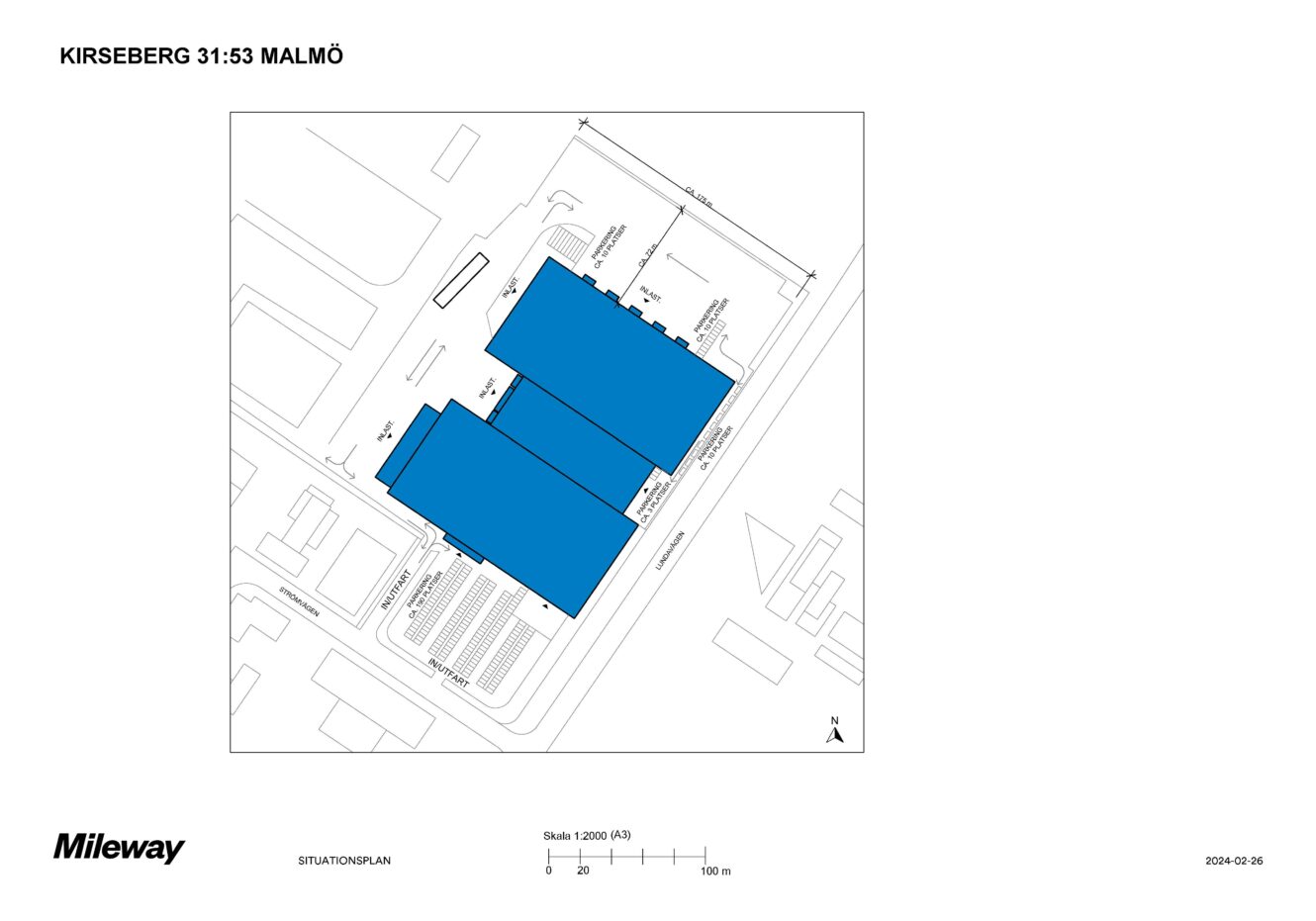 Situationsplan för Kirseberg 31:53 i Malmö som visar byggnadernas fotavtryck i blått, omgivande vägar, parkeringsplatser och närliggande strukturer. Skalstreck och norrpil ingår.