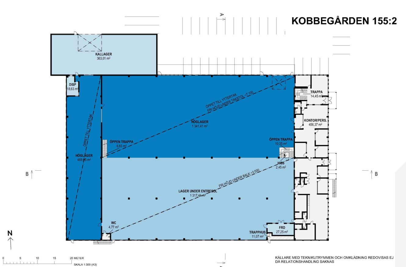 Planritning över byggnad benämnd Kobbergården 155:2 med förråd, trapphus, entréer och teknikutrymmen med zonindelning och mått angivna.