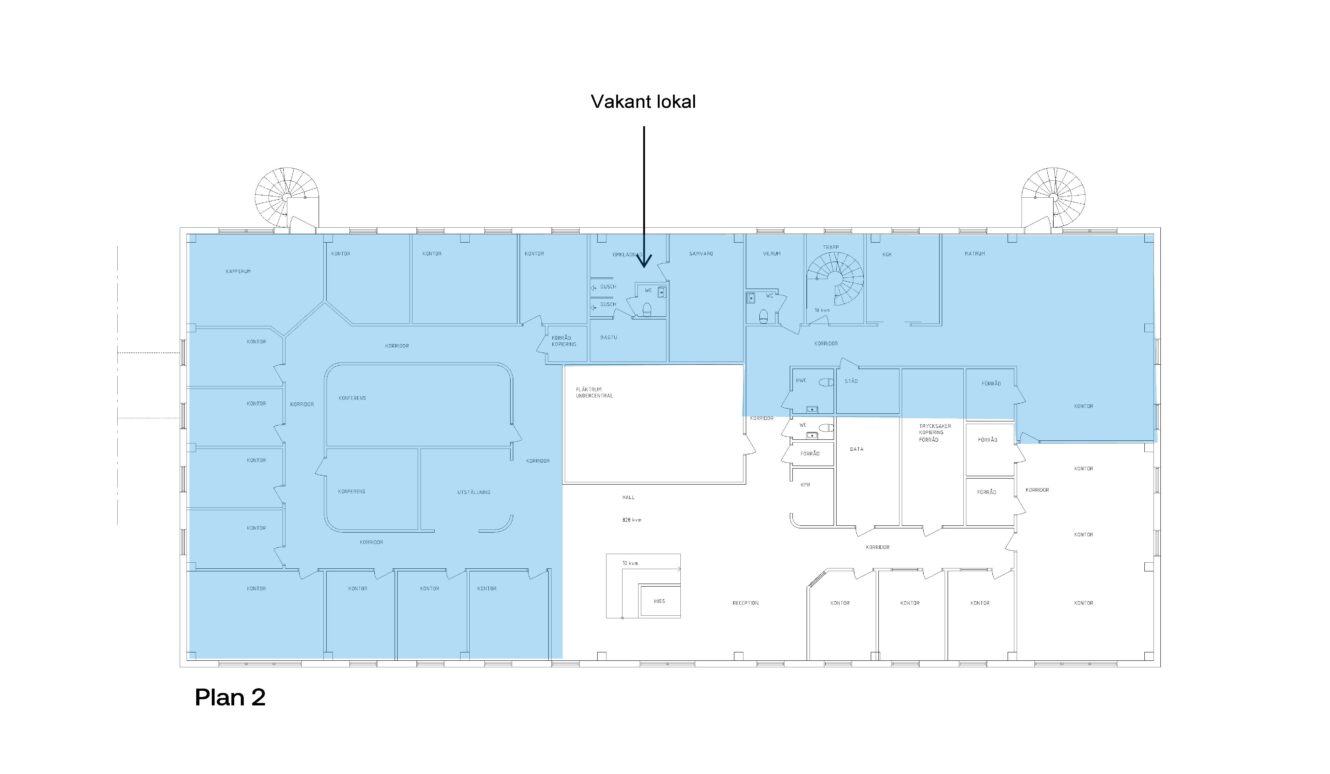 Planritning märkt Plan 2 visar flera rum; ett centralt område är markerat Vakant lokal med en pil som pekar på ett ledigt utrymme. De flesta rummen är blåskuggade.