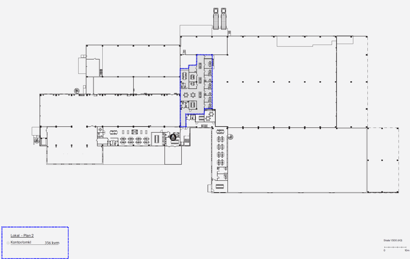Svartvit planritning över en industri- eller kontorsbyggnad med skrivbord, utrustning och rum markerade; blåmarkerad sektion nära mitten.