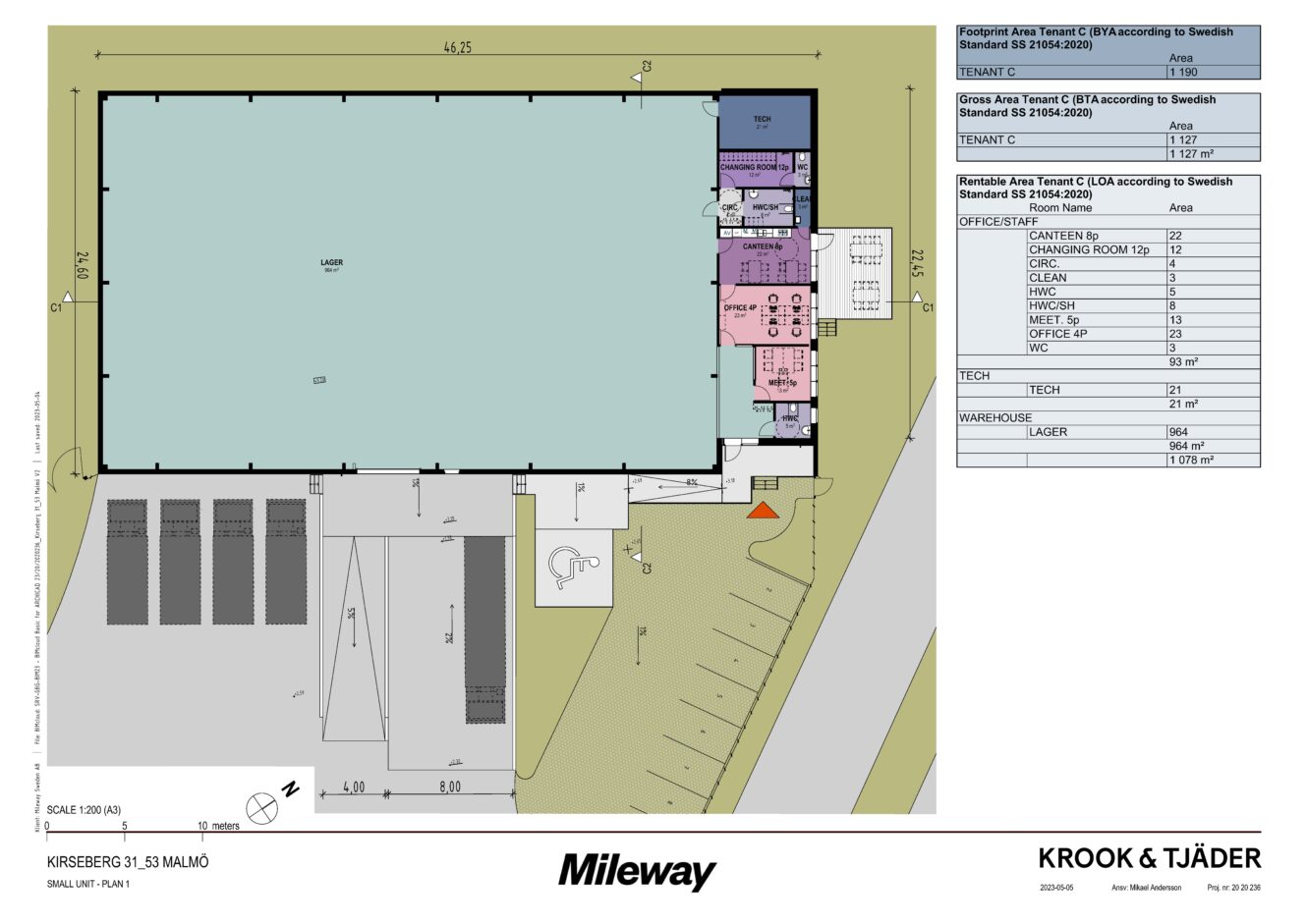 Planritning över en lagerlokal som visar öppet utrymme, kontor, toaletter, teknikrum och extern parkering med markerade områden och mått.