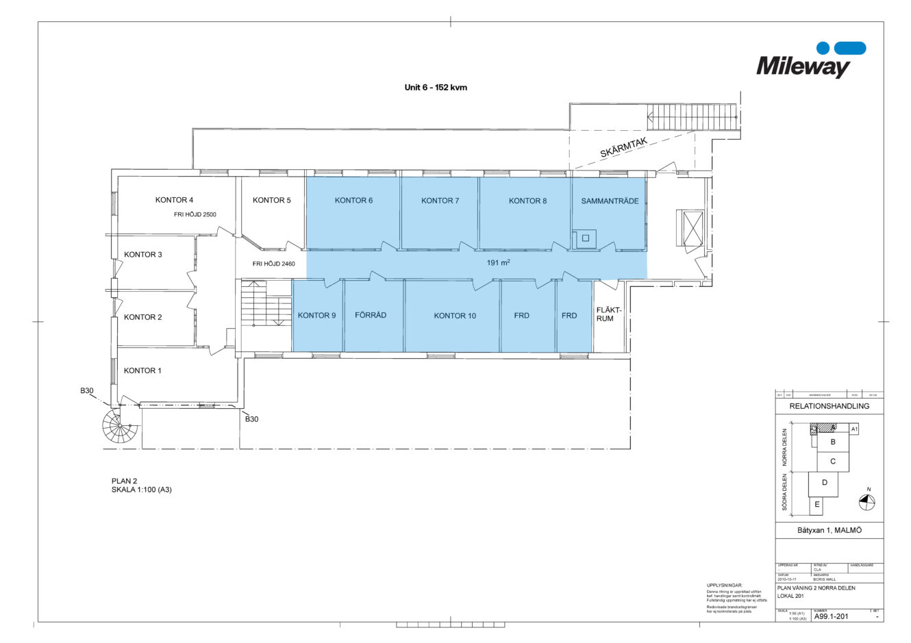 Planritning över andra våningen i en kontorsbyggnad som visar flera märkta kontor och mötesrum, med flera centrala rum markerade i blått.