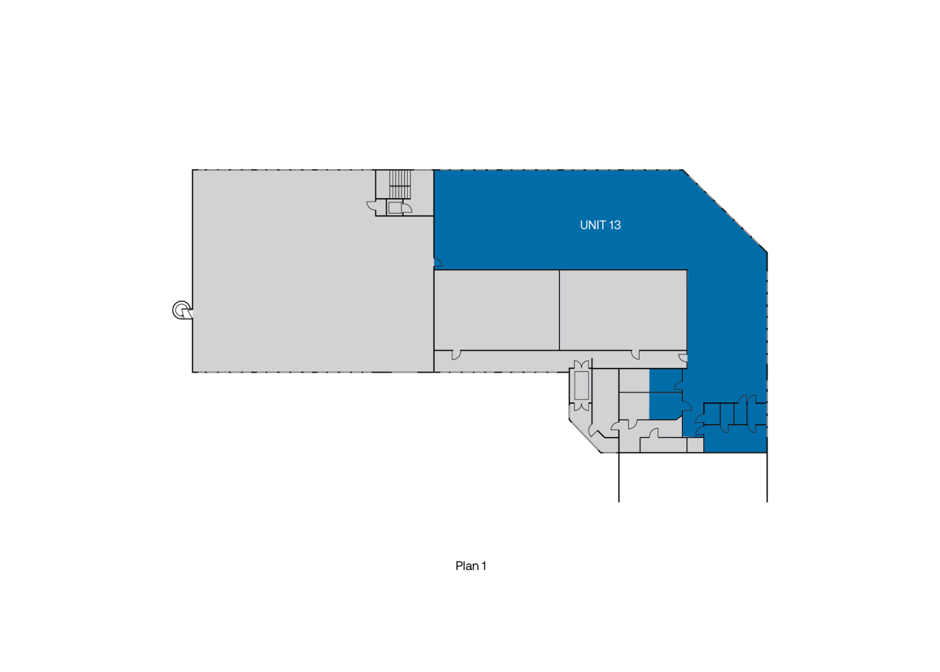 Planritning som visar en byggnadslayout med UNIT 13 markerad i blått på höger sida; övriga områden är gråtonade. Label Plan 1 visas under planritningen.