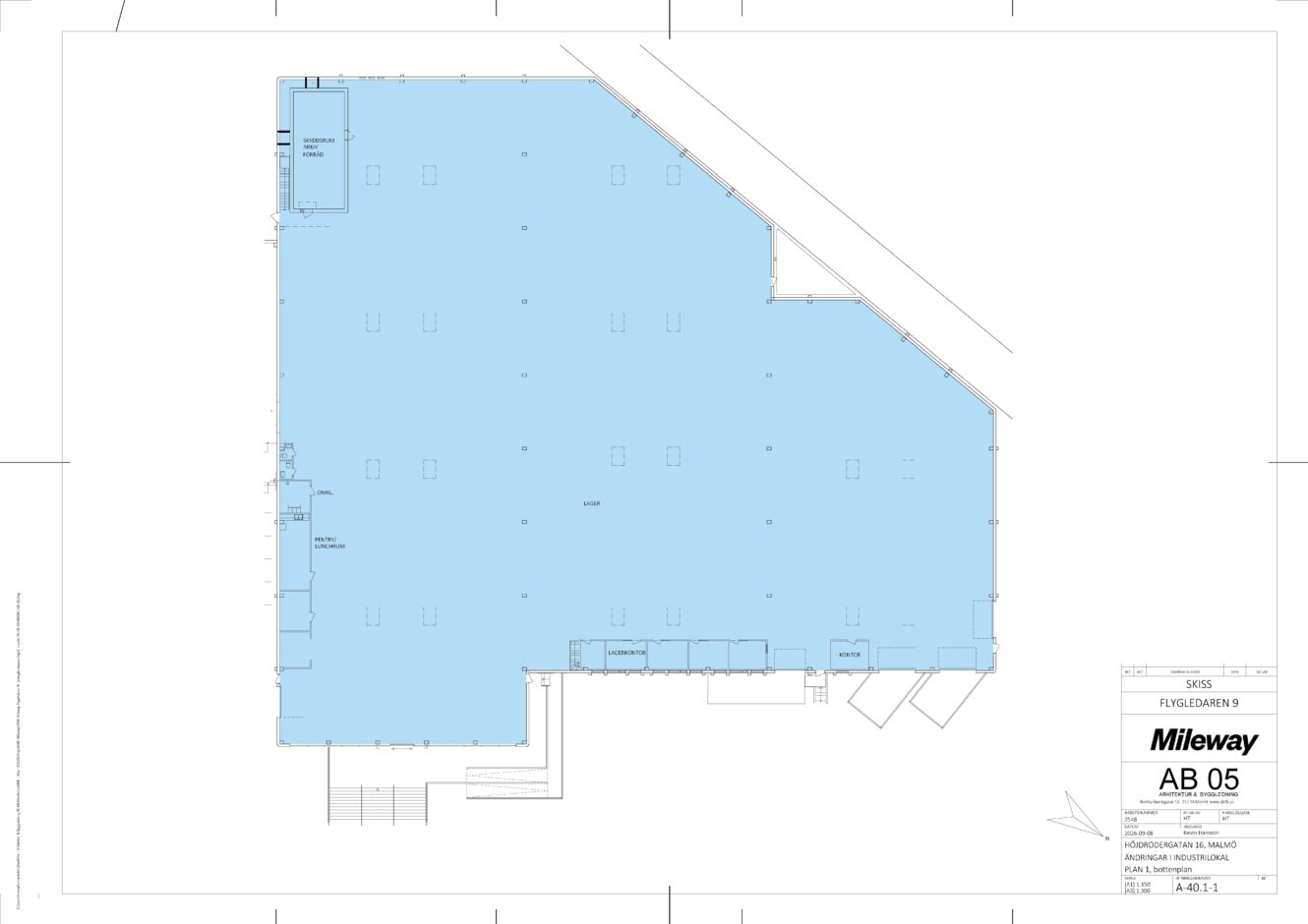 Arkitektritning med beteckningen Mileway AB 05, som visar ett rymligt öppet utrymme i blå nyanser, detaljerade konstruktionselement, dörrar och ett betecknat snitt i det övre vänstra hörnet.