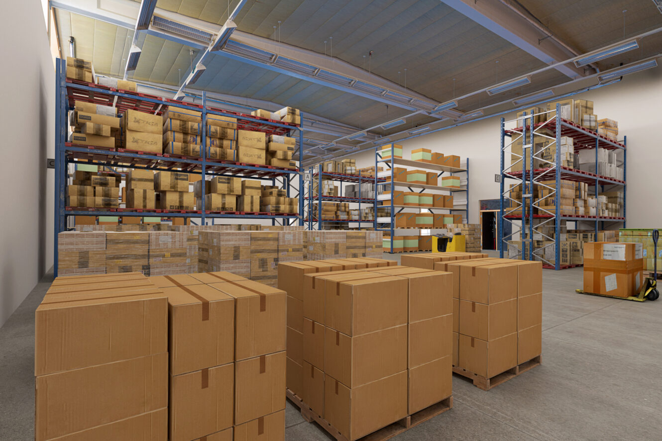 Lagerinredning med stora staplar av kartonger på pallar och hyllor samt högt i tak med synliga bjälkar och belysning.