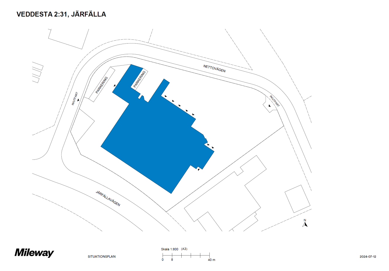 Situationsplan över Veddesta 2:31 i Järfälla, med en stor byggnad markerad i blått, omgivande vägar och närliggande byggnader utritade.