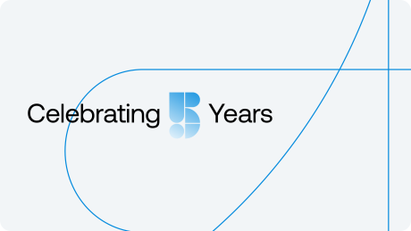 Text Celebrating 15 Years med siffran 15 representerad i geometriska blå former på en ljus bakgrund med blå böjda linjer.