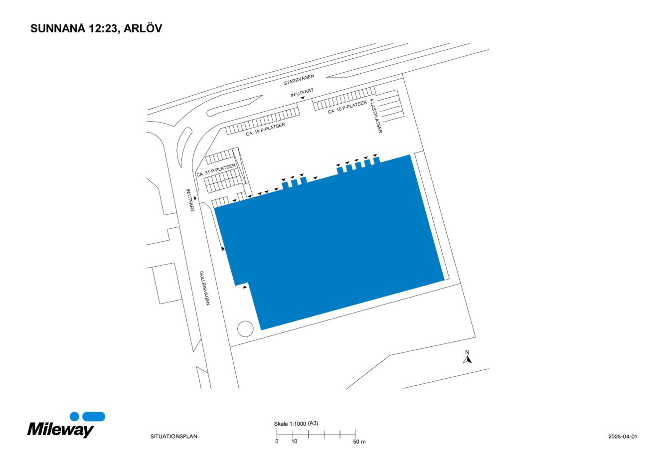 Situationsplan som visar en stor blå rektangulär byggnad, intilliggande parkeringsplatser, vägar och märkta omgivande områden, med norrläge till höger. Mileways logotyp syns i det nedre vänstra hörnet.