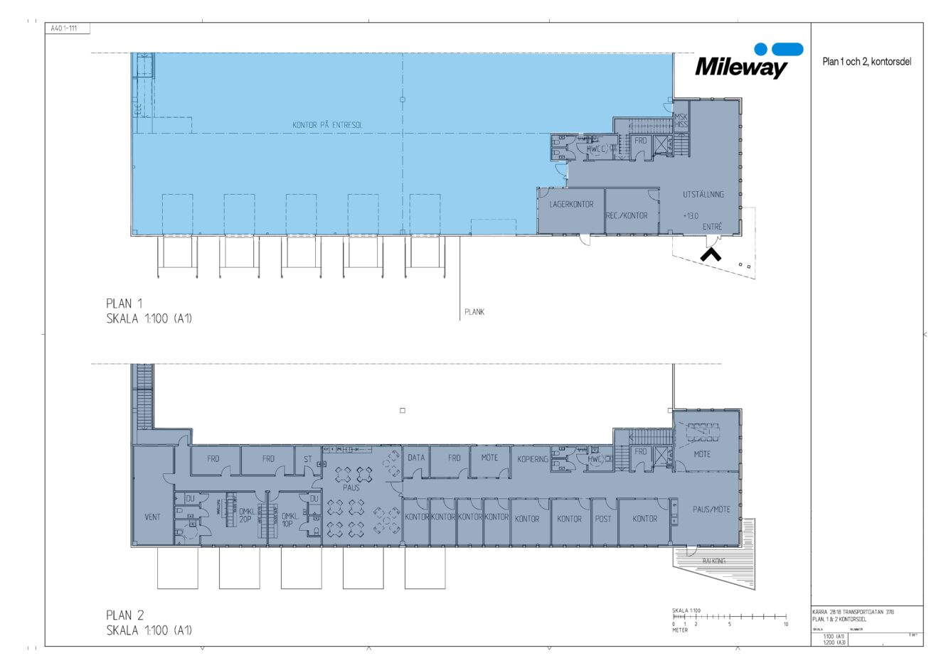 Arkitektoniska planritningar över två byggnadsnivåer som visar märkta rum, korridorer, entréer, trappor och parkeringsplatser; den övre nivån är till stor del öppen, den nedre har flera uppdelade rum.