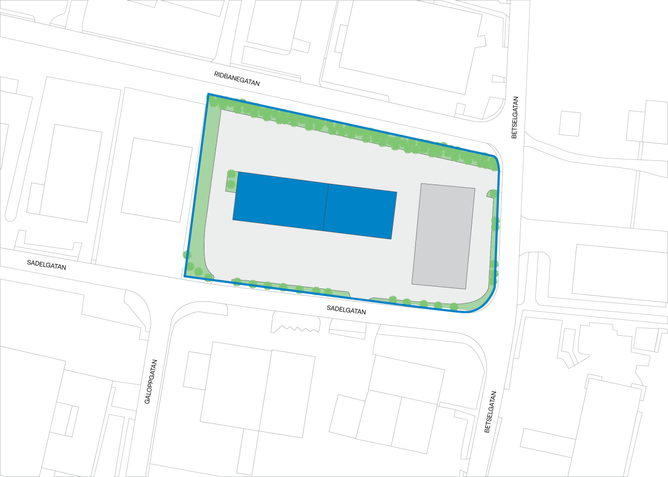 Situationsplan som visar en rektangulär byggnad i blått och grått med omgivande vägar, grönområden och närliggande byggnader markerade med gatunamn.