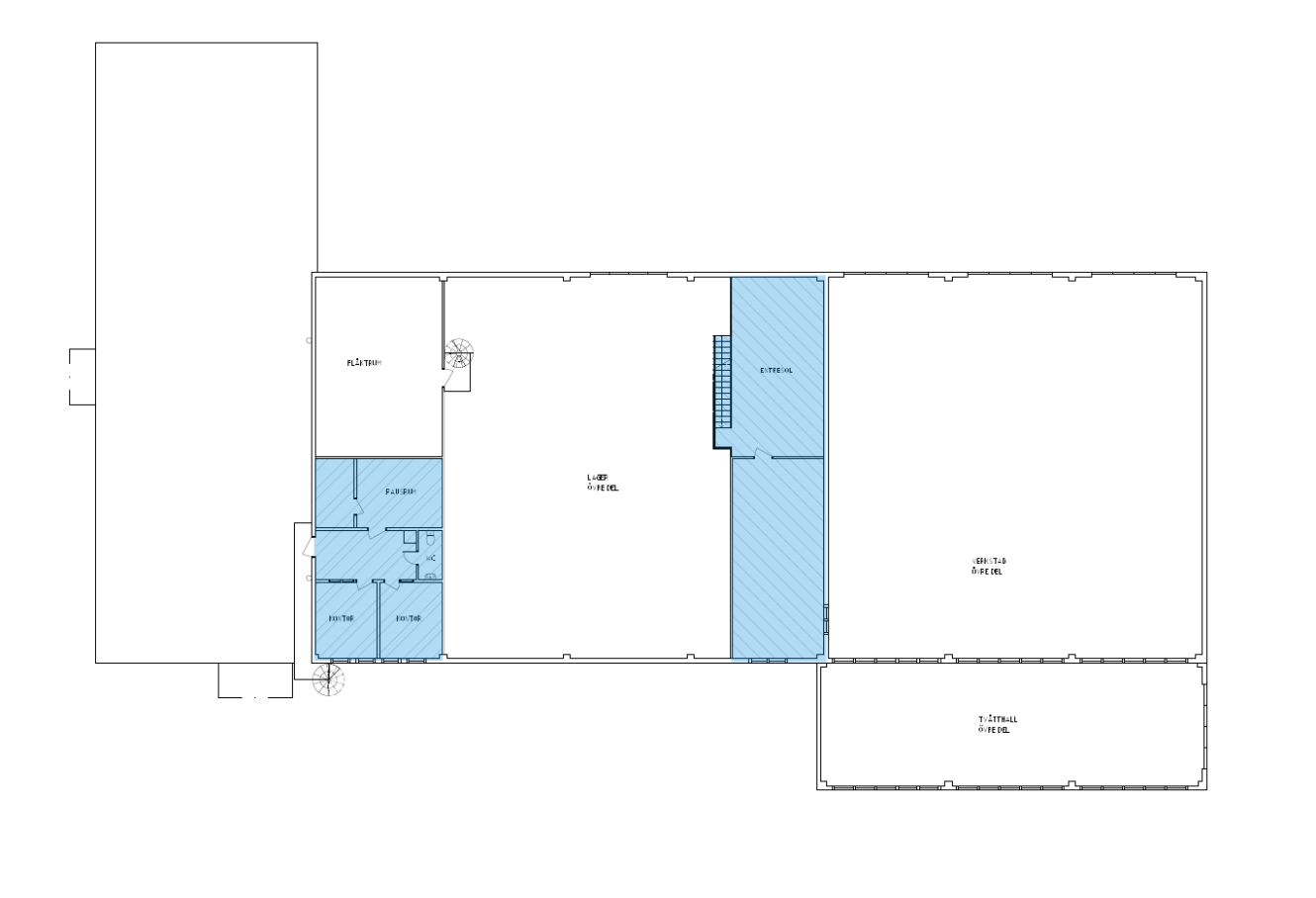 Planritning som visar flera rum, med vissa områden blåskuggade för att markera specifika sektioner, inklusive små rum, en korridor och ett trapphus. Etiketter och mått finns med.
