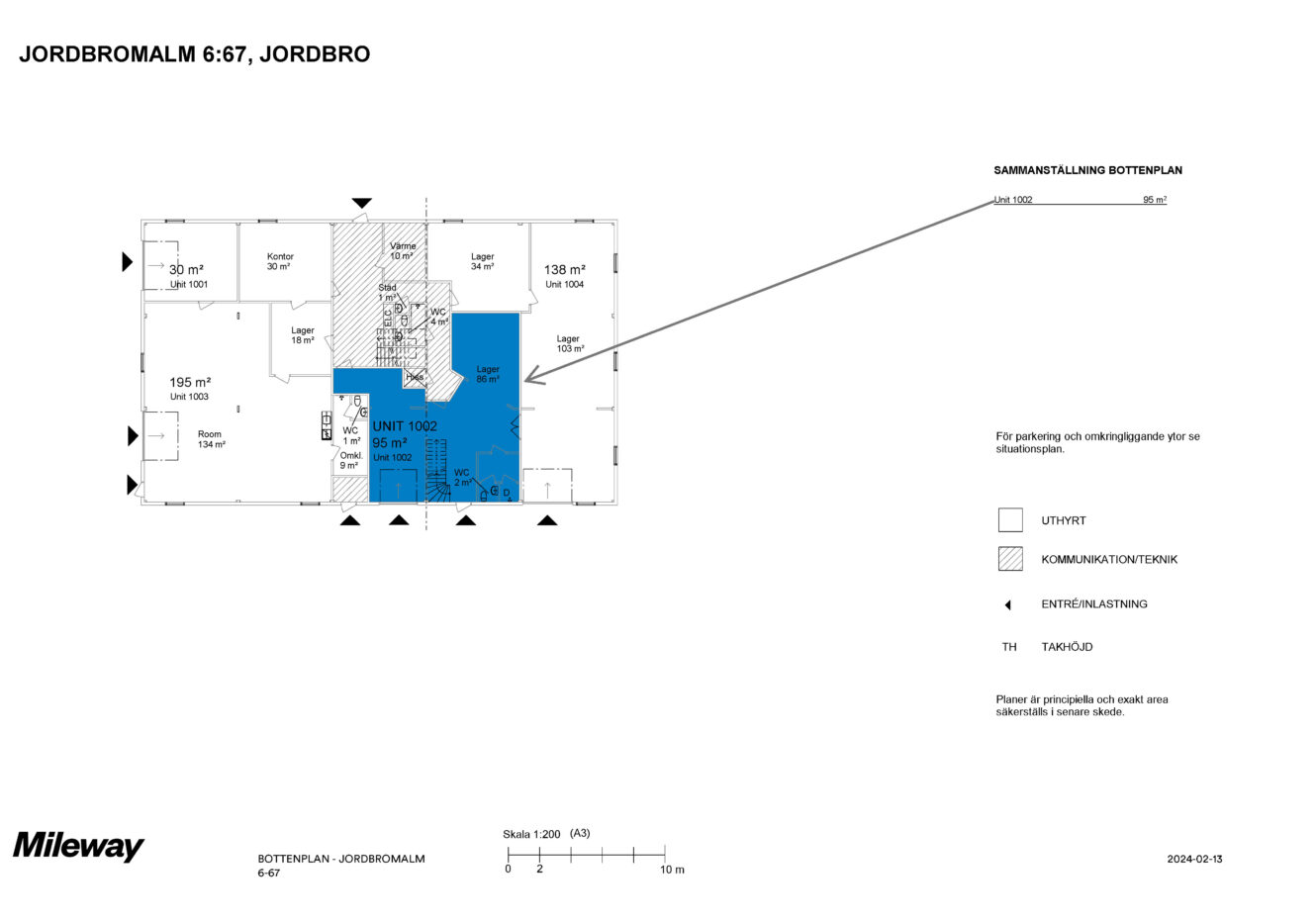 Planritning som markerar enhet 1032 med blått och visar planlösning, mått, entré och placering av parkering/lastzon för Jordbromalm 6:67, Jordbro.