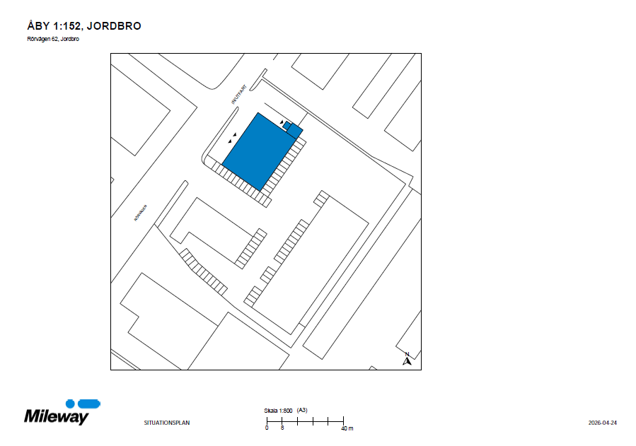 Situationsplan över ett byggnadskomplex i Jordbro, med en byggnad markerad i blått, med närliggande parkeringsplatser och gator synliga.